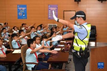 交通安全教育進校園，學生們學習手勢